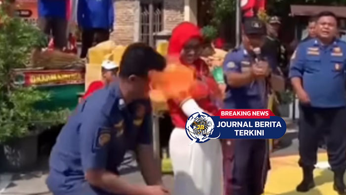 [VIDEO] Wajah Damkar Kena Api! Momen Emak-Emak Padamkan Api Pada Tabung Gas Hingga Senyum Bangga