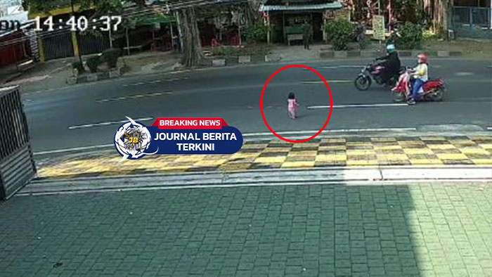 [VIDEO] Balita 2 Tahun Terekam Jalan Sendirian di Mojokerto, Picu Kecelakaan Beruntun