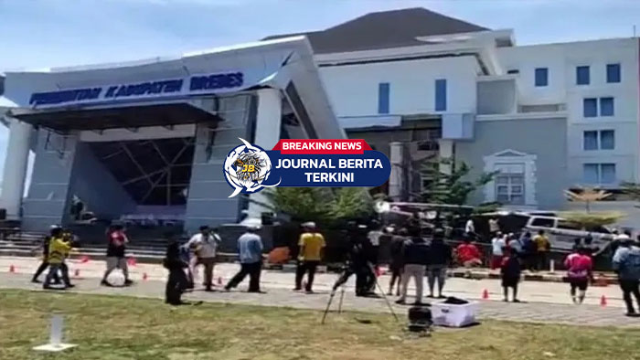 [VIDEO] Detik-Detik Atap Teras Gedung KPT Brebes Ambruk, Tiga Luka-Luka