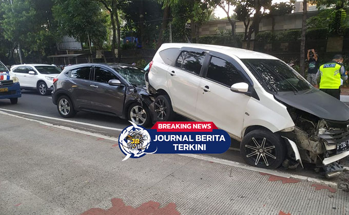[VIDEO] Detik-Detik Mobil Ditabrak Dari Belakang Ketika Sedang Tanya Alamat