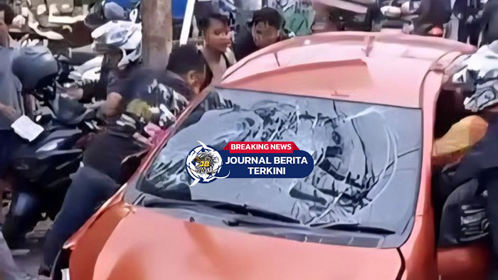 [VIDEO] Detik-detik Mobil Seruduk 3 Motor hingga Remuk Diamuk Massa