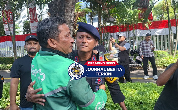 [VIDEO] Gelar Aksi Damai! Pengemudi Ojol Bagikan Bunga Kepada Brimob Hingga Joget Bareng