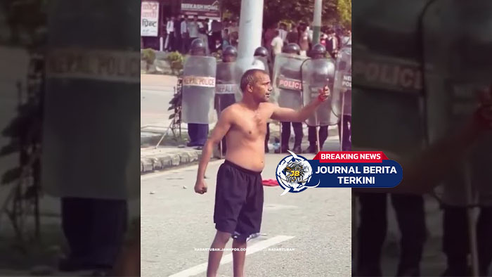 [VIDEO] Kerusuhan Nepal! Sosok Kakek ODGJ Nekat Tantang Aparat Jadi Sortan!