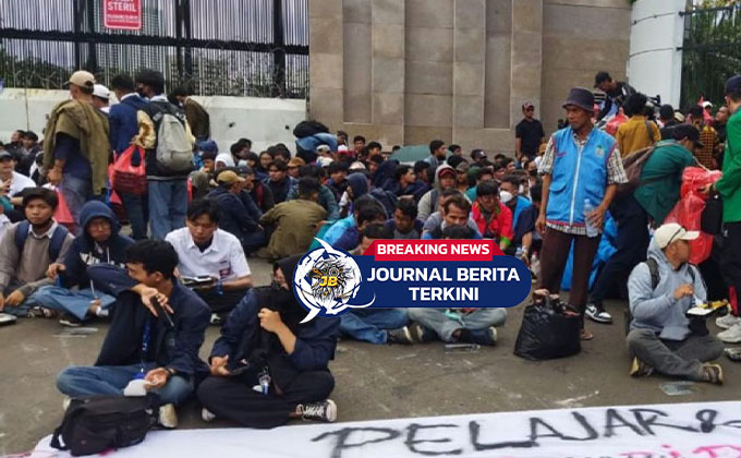 [VIDEO] Mahasiswa Universitas Padjajaran Duduki Depan DPR, Serukan Aksi Damai!