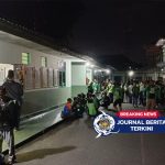 [VIDEO] Rekan Diduga Dipukul Oknum TNI, Massa Ojol Geruduk Mapomdam Tanjungpura