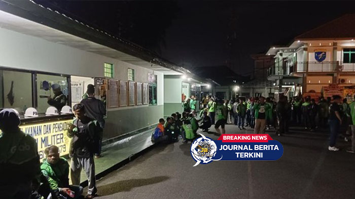 [VIDEO] Rekan Diduga Dipukul Oknum TNI, Massa Ojol Geruduk Mapomdam Tanjungpura