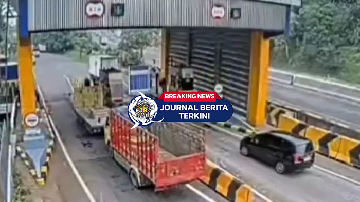 [VIDEO] Rem Blong! Truk Tronton Jebol Pintu Tol Cikamuning Bandung Barat