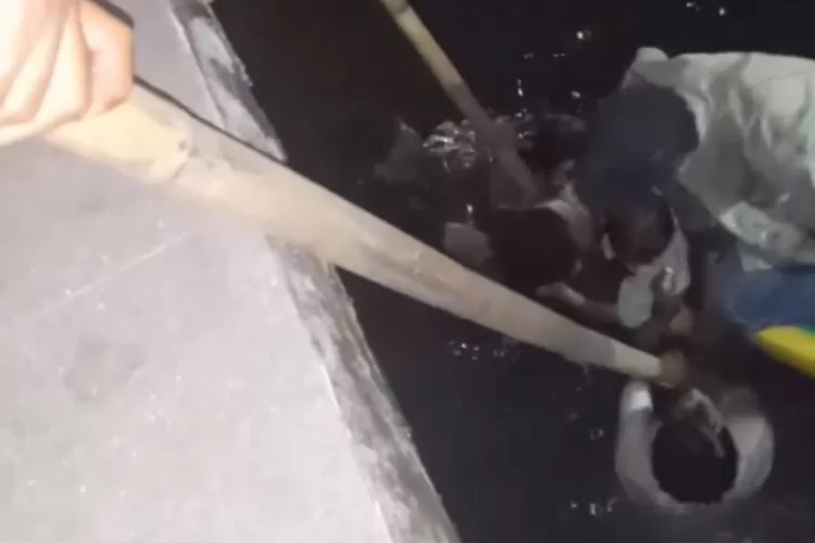 [VIDEO] Balita 3 Tahun Hampir Tenggelam di Anjungan Mandar Pantai Losari