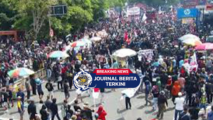 [VIDEO] Aksi Demo Pati Memanas! Saat Warga Tantang Polisi di Depan Pendopo!