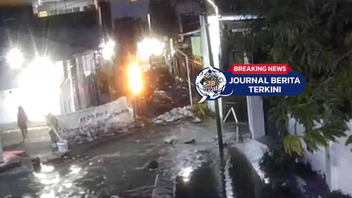 [VIDEO] Ibu Selamat dan Sang Anak Hanyut! Ibu dan Anak Jatuh di Selokan Air di Tlogomulyo Semarang