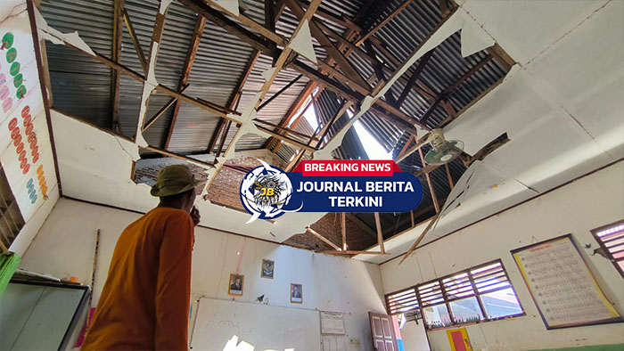 [VIDEO] Lima Siswa Terluka! Pohon Kelapa Tumbang Timpa Ruang Belajar SDN 14 Samangki