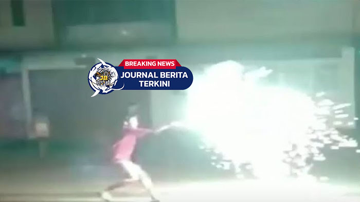[VIDEO] Mencekam! Tawuran Kelompok Ormas di Medan, Saling Serang Pakai Petasan