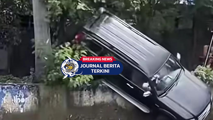 [VIDEO] Sempat Oleng! Detik-Detik Mobil Ford Akhirnya Nyemplung Sungai di Kebon Jeruk