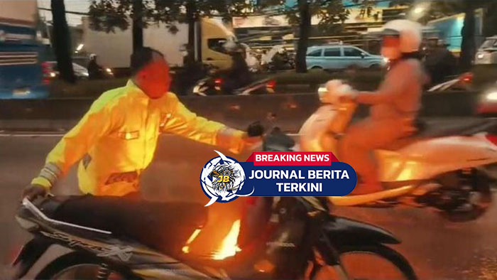 [VIDEO] Aksi Sigap Polisi! Aiptu Edi Padamkan Motor Terbakar di Tengah Banjir