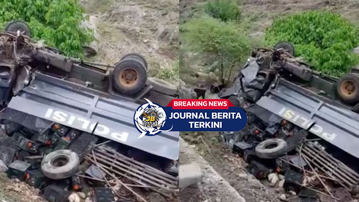 [VIDEO] Evakuasi Dibantu TNI dan Warga! Truk Polisi Pengangkut Amunisi Terbalik di Tanjakan Moti To’i Dompu