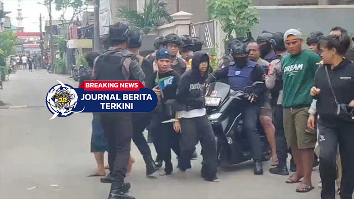 [VIDEO] Gerebek Kampung Bahari! BNN-Polri Diserang Warga Gunakan Batu dan Kemb4ng Api