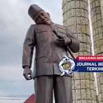 [VIDEO] Kepala Miring! Patung Soekarno di Alun-Alun Indramayu Rusak Akibat Tenda Roboh