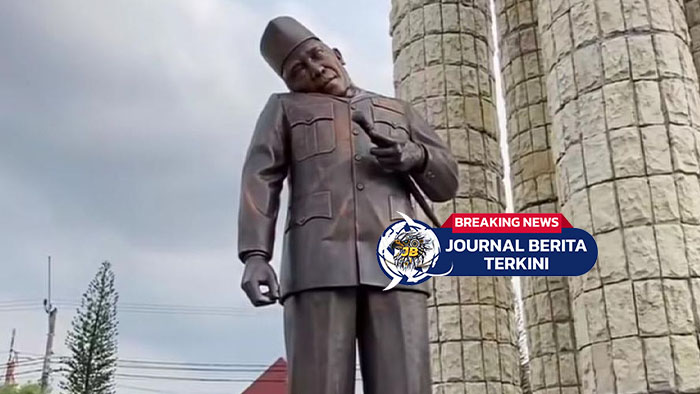 [VIDEO] Kepala Miring! Patung Soekarno di Alun-Alun Indramayu Rusak Akibat Tenda Roboh
