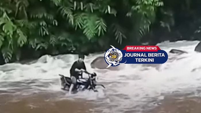 [VIDEO] Motor Hanyut Pemuda Selamat! Aksi Nekat Seberangi Sungai Berarus Deras