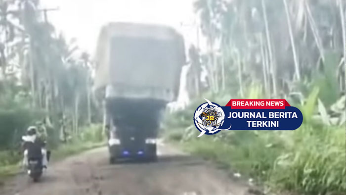 [VIDEO] Muatan Berlebih! Pikap Terguling di Siau Jambi Akibat Overload