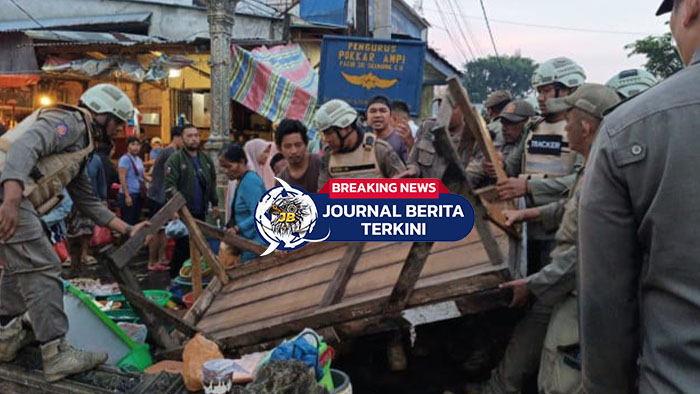 [VIDEO] Penertiban PKL di Medan! Petugas Satpol PP Tertibkan Pedagang di Badan Jalan