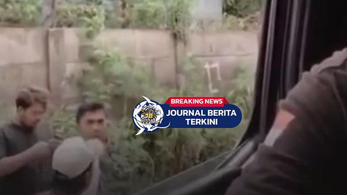 [VIDEO] Pungli! Sopir Truk di Karawang Rekam Aksi Sekelompok Orang yang Hadang Kendaraannya Seorang sopir truk di Karawang mengabadikan momen ketika kendaraannya diadang oleh sekelompok orang yang meminta uang jatah saat sopir melintas di wilayah itu. Alih-alih menuruti permintaan, sopir tersebut memilih merekam kejadian dengan ponselnya. Dalam video tampak salah satu penghadang marah-marah, sementara sopir tetap tenang. Dalam unggahannya di akun X, sopir menulis bahwa ia cuek karena yakin orang yang menagih hanya berani berteriak-teriak. “Dipalakin preman lokal. Cuek aja, yang nagih cuma jago koar-koar. Gayanya galak, tapi nyalinya kosong, persis banci jalanan, rame doang, nekat mukul pun ogah,” tulisnya. #kejadianhariini #jàngkauanluas #beranda #viralindonesia #peristiwaterkini #indonesia #viral #kejadian #peristiwa #Karawang #SopirTruk #Pungli